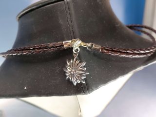 La Estrella Compostelana. Pulsera o collar de cuero y metal.