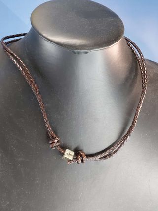 La Estrella Compostelana. Pulsera o collar de cuero y metal.