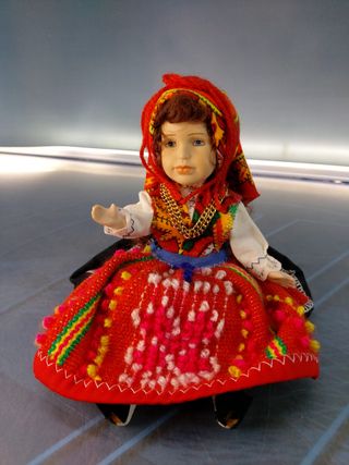 Kiana. Bambola in porcellana di Viana, Portogallo.