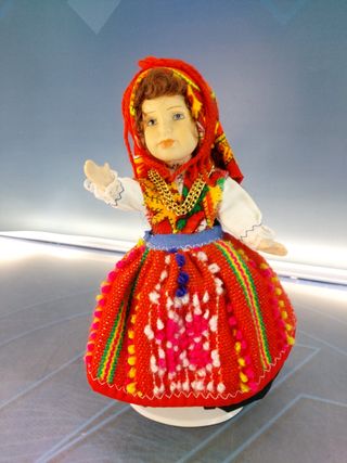 Kiana. Bambola in porcellana di Viana, Portogallo.