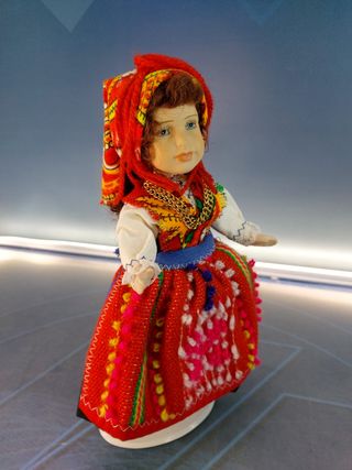 Kiana. Bambola in porcellana di Viana, Portogallo.