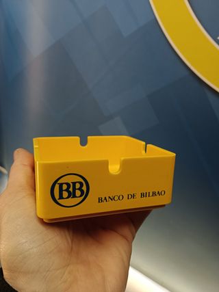 Cenicero de publicidad del Banco de Bilbao, amarillo. Plastico