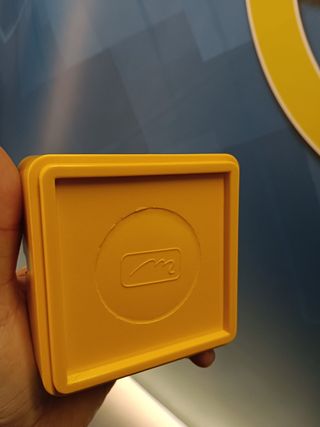 Cenicero de publicidad del Banco de Bilbao, amarillo. Plastico