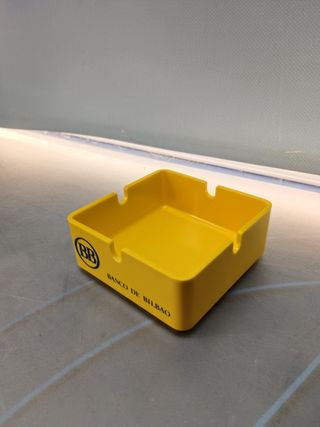 Cenicero de publicidad del Banco de Bilbao, amarillo. Plastico