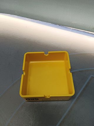 Cenicero de publicidad del Banco de Bilbao, amarillo. Plastico