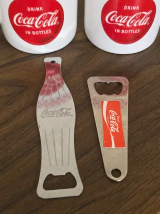 .Lote Coca-Cola: 2 tazas, 2 abridores, 1 botella
