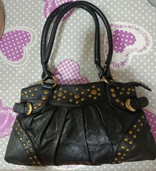 Bolso de mano negro con tachuelas