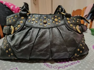 Bolso de mano negro con tachuelas