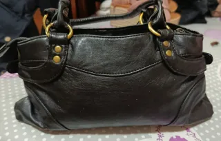 Bolso de mano negro con tachuelas