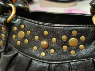 Bolso de mano negro con tachuelas