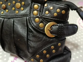 Bolso de mano negro con tachuelas