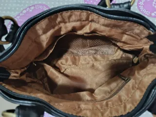 Bolso de mano negro con tachuelas