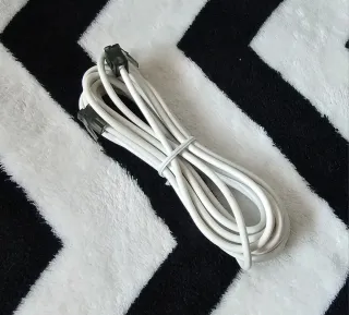 Cable blanco con conectores negros