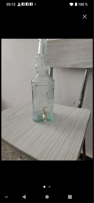 Bottiglie di liquore in vetro con tappo