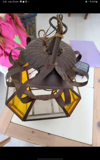 Lámpara árabe de vidrio y metal