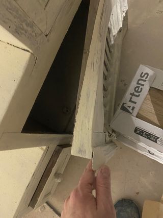 Mueble decorativo escalonado con cajones. Gatos