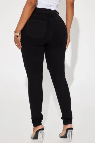 Vaqueros negros tiro medio ajustados