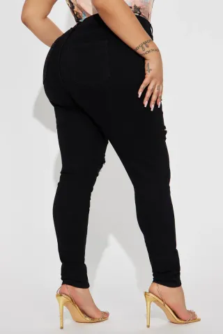 Vaqueros negros tiro medio ajustados