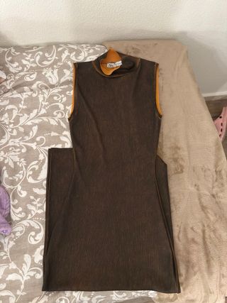 Vestido Zara sin mangas cuello alto