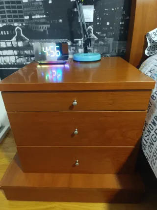 Mesita de noche de madera