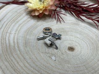 Charm Trio Birrete, Diploma, Flores