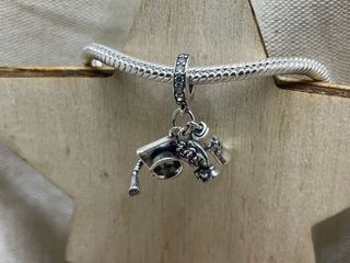 Charm Trio Birrete, Diploma, Flores