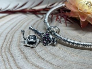 Charm Trio Birrete, Diploma, Flores