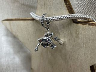 Charm Trio Birrete, Diploma, Flores