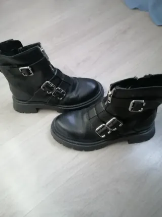 Botines militares negros con hebillas