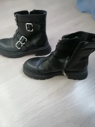 Botines militares negros con hebillas