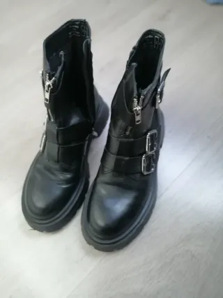 Botines militares negros con hebillas