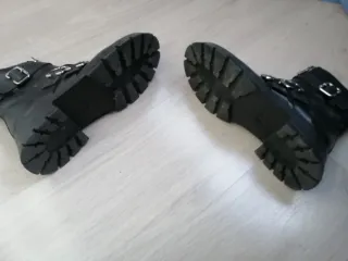 Botines militares negros con hebillas