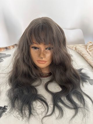 Peluca gris ondulada cosplay