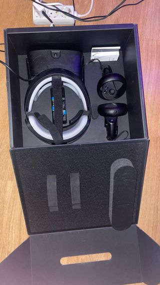 Oculus Rift S na caixa com pilhas