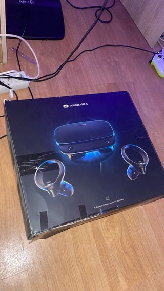 Oculus Rift S na caixa com pilhas