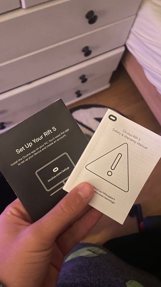 Oculus Rift S na caixa com pilhas