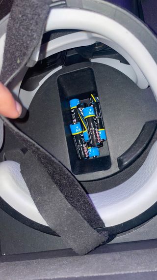 Oculus Rift S na caixa com pilhas