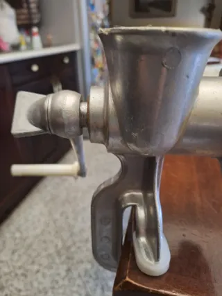 Tritacarne vintage in metallo