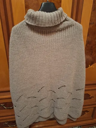 Maglioncino stile mantella beige