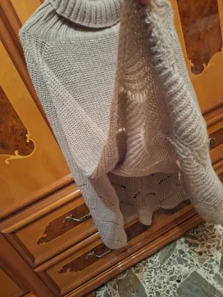 Maglioncino stile mantella beige