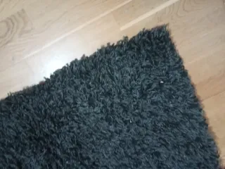 Alfombra beige y negra de tela