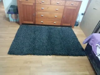 Alfombra beige y negra de tela