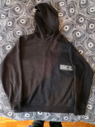 Sudadera negra con capucha para niño