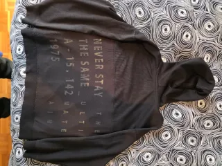 Sudadera negra con capucha para niño