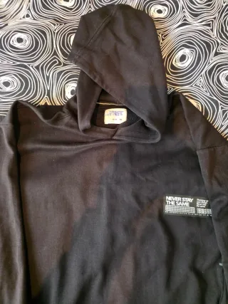 Sudadera negra con capucha para niño