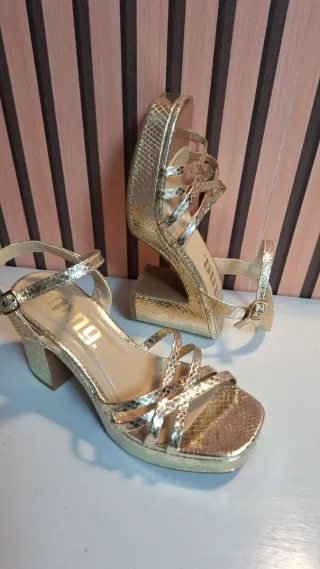 Sandalias doradas fiesta