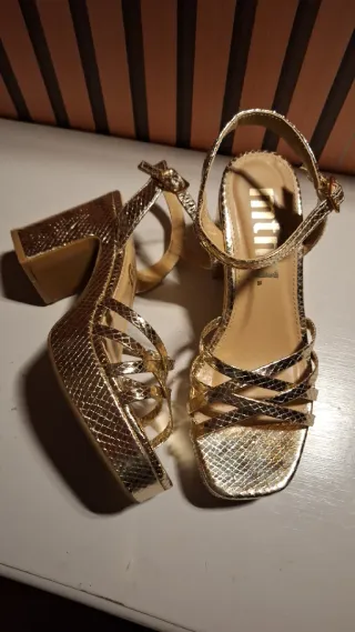 Sandalias doradas fiesta