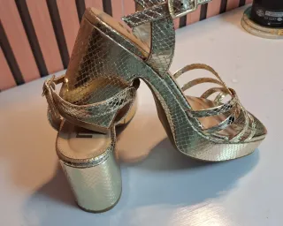 Sandalias doradas fiesta