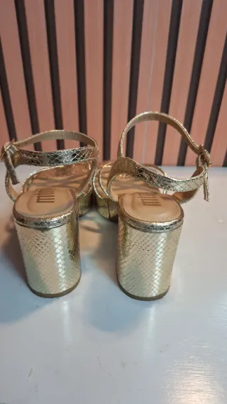 Sandalias doradas fiesta