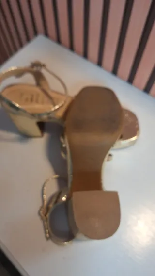 Sandalias doradas fiesta